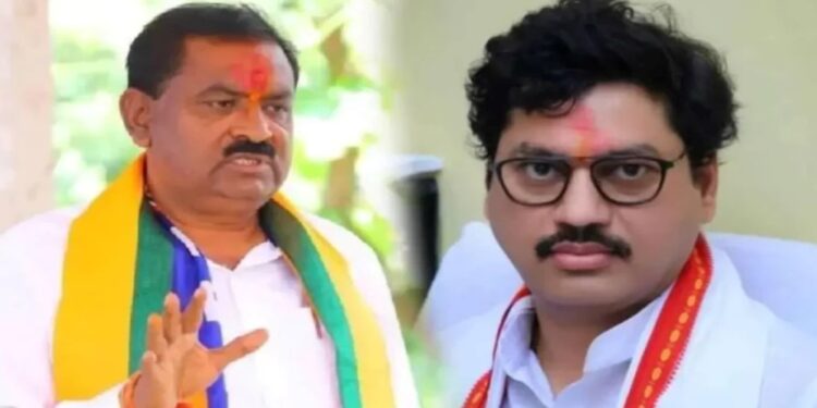 सुरेश धस अन धनंजय मुंडेंच्या भेटींन वादळ? सामाजिक कार्यकर्त्यांच्यां आरोपांन खळबळ.