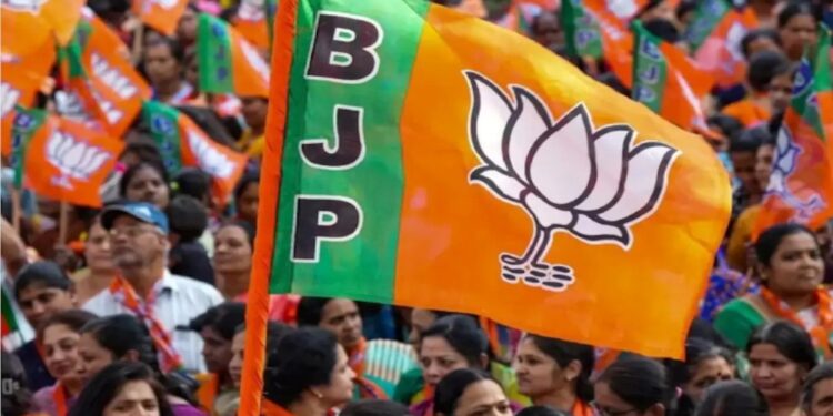 दिल्लीत ‘आप’ च्या सत्तेला सुरुंग : भाजपचे कमळ फुलणार?