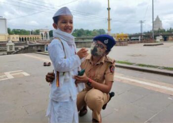 भेटी लागे जीवा… महिला पोलिस अधिकाऱ्याला एक चिमुकला वारकरी दिसला अन….