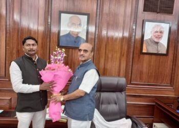 केंद्रीय राज्य अर्थमंत्री डॉ. भागवत कराड यांची वसंत मुंडे यांनी घेतली भेट
