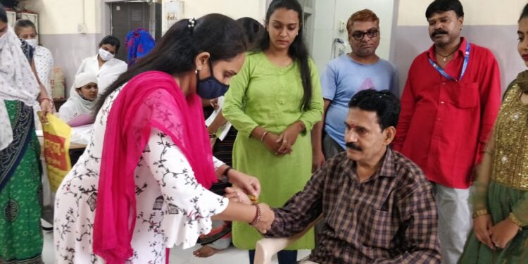 भाजप युवामोर्चा जळगाव जिल्हा महानगर युवती तर्फे डॉक्टरांना राखी