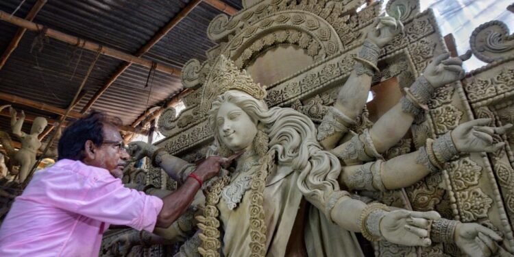 शासनाचे नियम : दुर्गा मूर्तिकारांवर आर्थिक संकटाचा बोजा ; विक्री होत नसल्याने मजुरांचे पैसे काढणे मुश्किल..