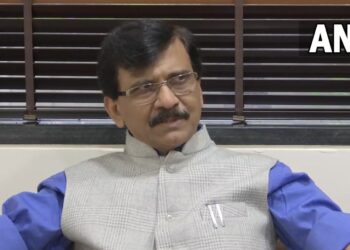 काचेच्या घरात राहणाऱ्यांनी दुसऱ्यांच्या घरावर दगड मारू नये; संजय राऊतांचा विरोधकांवर हल्लाबोल….