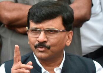 टणाटणा उड्या मारणाऱ्यांना बाथरूममध्ये तोंड लपवून बसावे लागेल; दिवाळीनंतर स्फोट होतील, संजय राऊतांचा इशारा