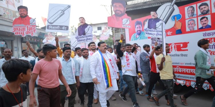 श्री साईबाबांच्या चरणी श्रीफळ अर्पण करून अनिल चौधरींच्या प्रचाराची सुरुवात